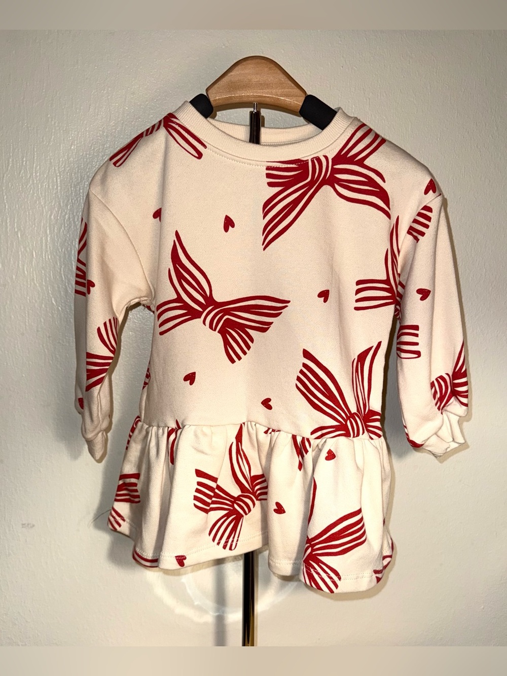 H & M sweatshirt dress with heart and bow print, size 2T, NWT